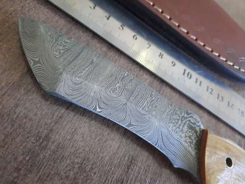 Handmade Damascus steel HUNTING  knife with Wooden handle scales.