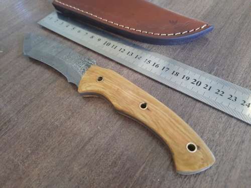 Handmade Damascus steel HUNTING  knife with Wooden handle scales.