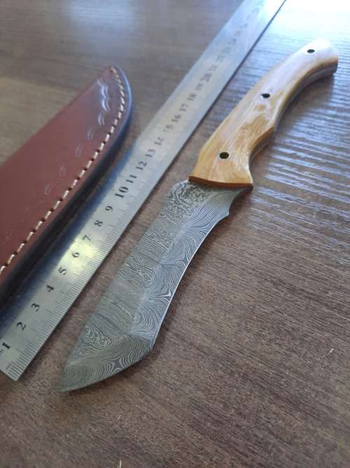 Handmade Damascus steel HUNTING  knife with Wooden handle scales.