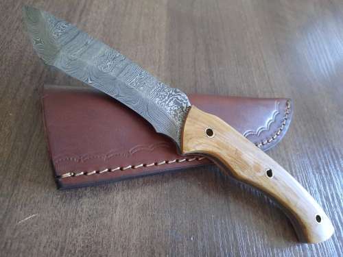 Handmade Damascus steel HUNTING  knife with Wooden handle scales.