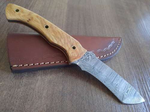 Handmade Damascus steel HUNTING  knife with Wooden handle scales.