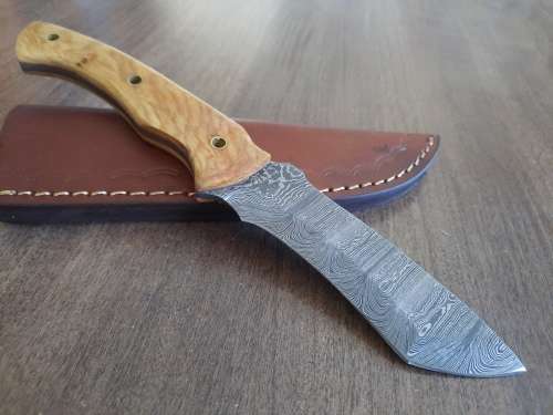 Handmade Damascus steel HUNTING  knife with Wooden handle scales.