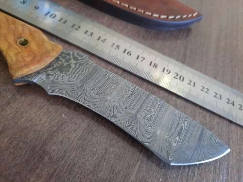 Handmade Damascus steel HUNTING  knife with Wooden handle scales.
