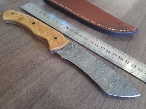 Handmade Damascus steel HUNTING  knife with Wooden handle scales.