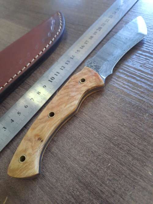 Handmade Damascus steel HUNTING  knife with Wooden handle scales.