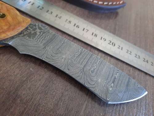 Handmade Damascus steel HUNTING  knife with Wooden handle scales.