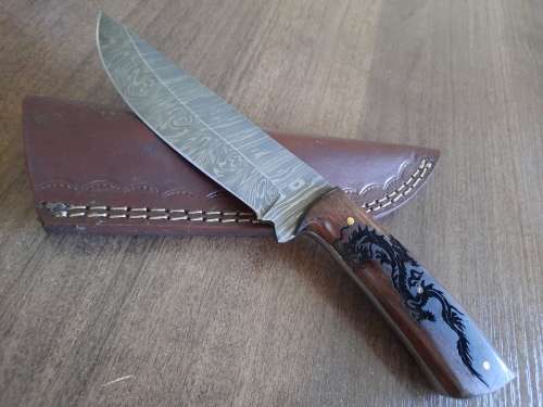 Handmade Damascus steel HUNTING  knife with Wooden handle scales. Forging error, please see pictures