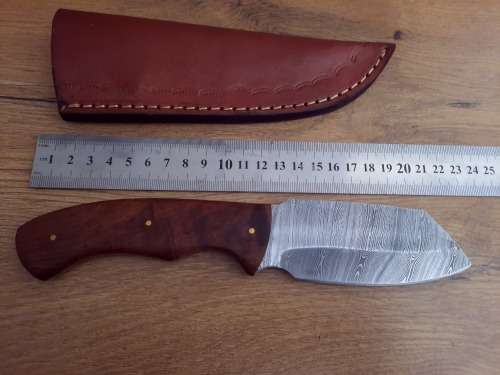 Handmade Damascus steel HUNTING  knife with Wooden handle scales.