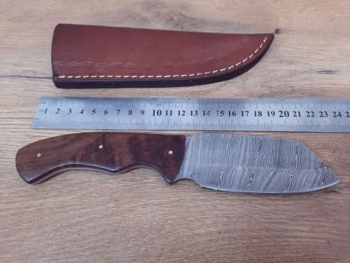 Handmade Damascus steel HUNTING  knife with Wooden handle scales.