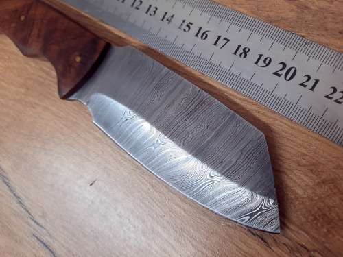 Handmade Damascus steel HUNTING  knife with Wooden handle scales.