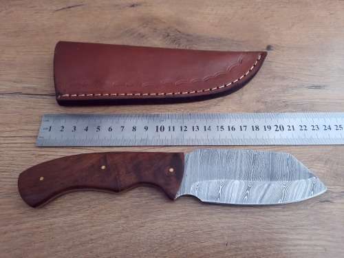 Handmade Damascus steel HUNTING  knife with Wooden handle scales.
