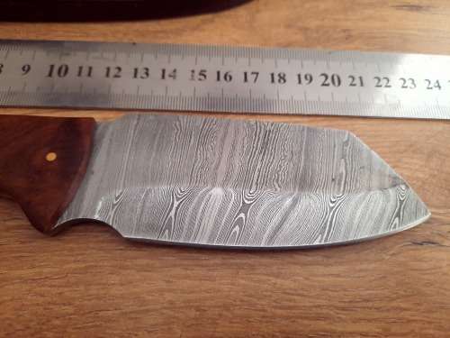 Handmade Damascus steel HUNTING  knife with Wooden handle scales.
