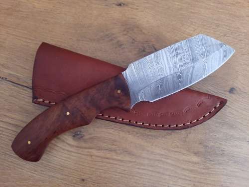 Handmade Damascus steel HUNTING  knife with Wooden handle scales.