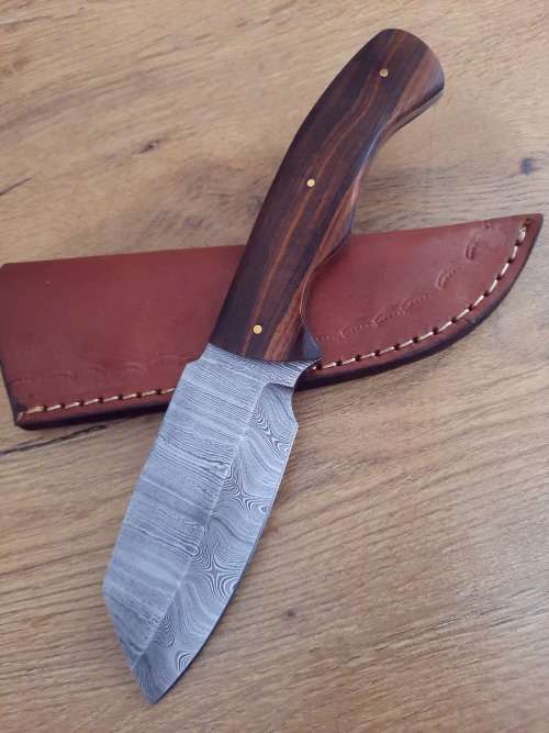 Handmade Damascus steel HUNTING  knife with Wooden handle scales.