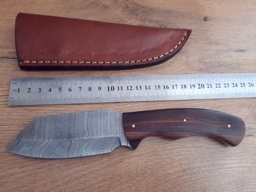 Handmade Damascus steel HUNTING  knife with Wooden handle scales.