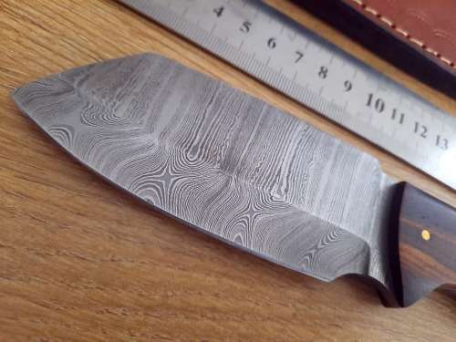 Handmade Damascus steel HUNTING  knife with Wooden handle scales.