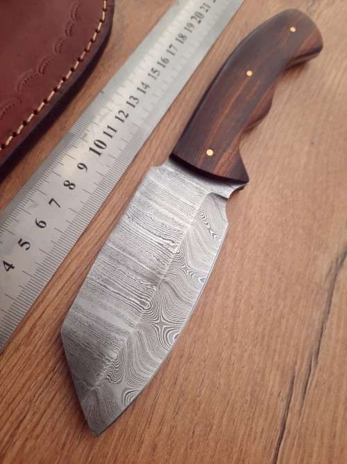 Handmade Damascus steel HUNTING  knife with Wooden handle scales.