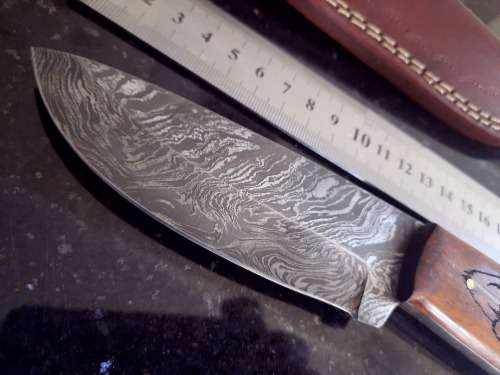Handmade Damascus steel HUNTING  knife with Wooden handle scales.