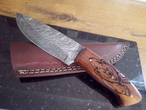 Handmade Damascus steel HUNTING  knife with Wooden handle scales.