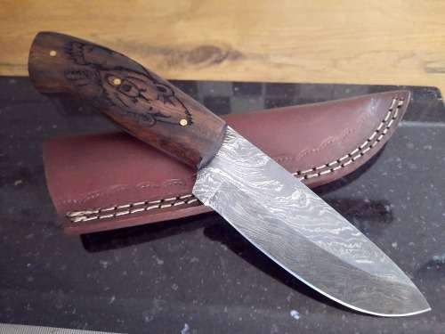 Handmade Damascus steel HUNTING  knife with Wooden handle scales.