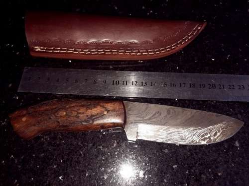 Handmade Damascus steel HUNTING  knife with Wooden handle scales.