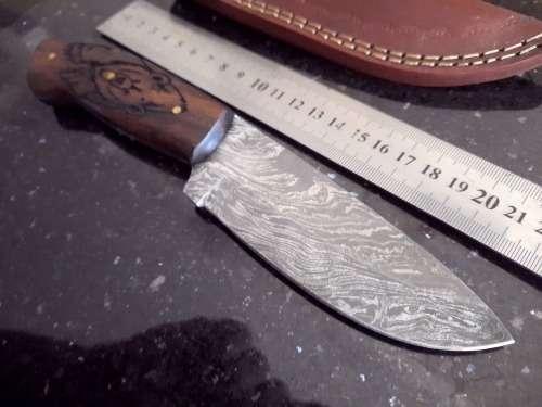 Handmade Damascus steel HUNTING  knife with Wooden handle scales.