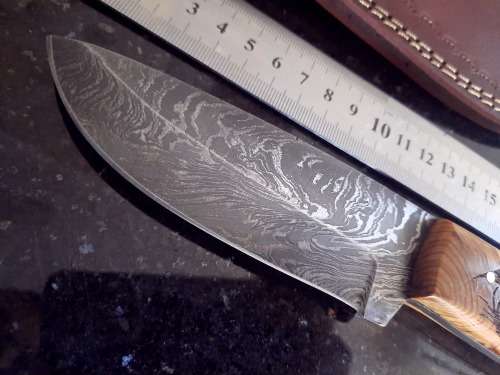 Handmade Damascus steel HUNTING  knife with Wooden handle scales.