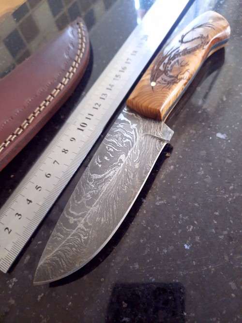 Handmade Damascus steel HUNTING  knife with Wooden handle scales.
