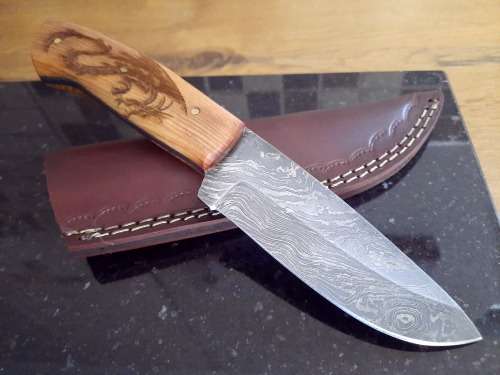 Handmade Damascus steel HUNTING  knife with Wooden handle scales.