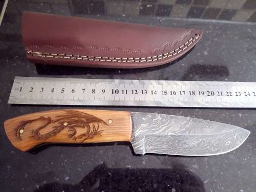 Handmade Damascus steel HUNTING  knife with Wooden handle scales.