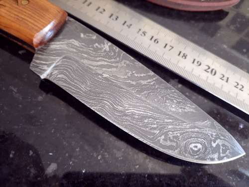 Handmade Damascus steel HUNTING  knife with Wooden handle scales.