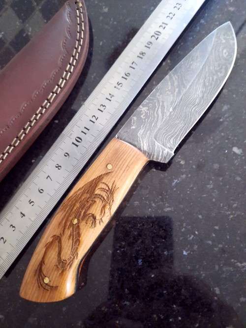 Handmade Damascus steel HUNTING  knife with Wooden handle scales.