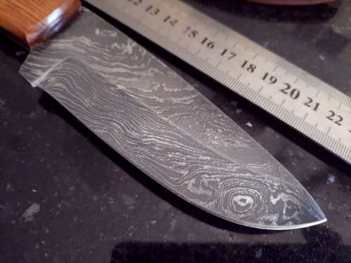 Handmade Damascus steel HUNTING  knife with Wooden handle scales.
