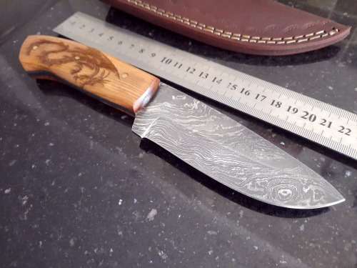 Handmade Damascus steel HUNTING  knife with Wooden handle scales.