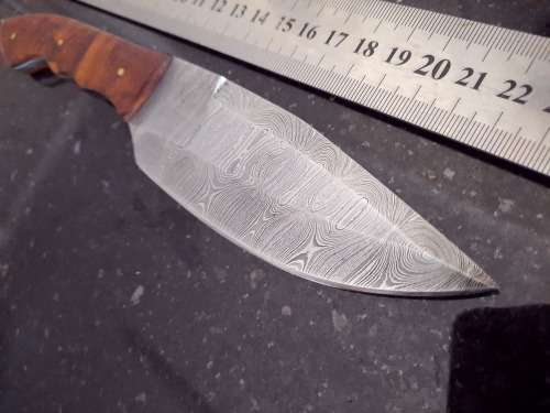 Handmade Damascus steel HUNTING  knife with Wooden handle scales.