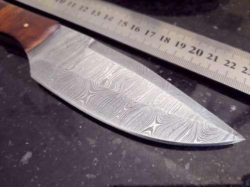 Handmade Damascus steel HUNTING  knife with Wooden handle scales.