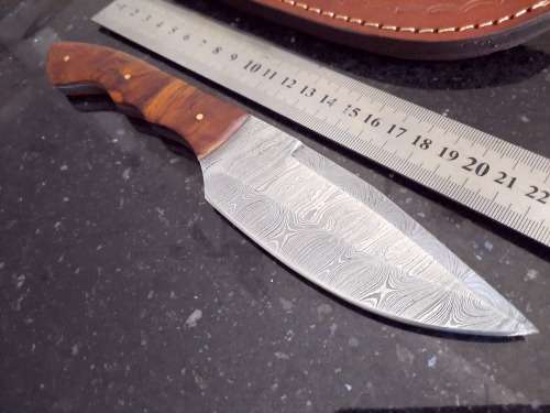 Handmade Damascus steel HUNTING  knife with Wooden handle scales.
