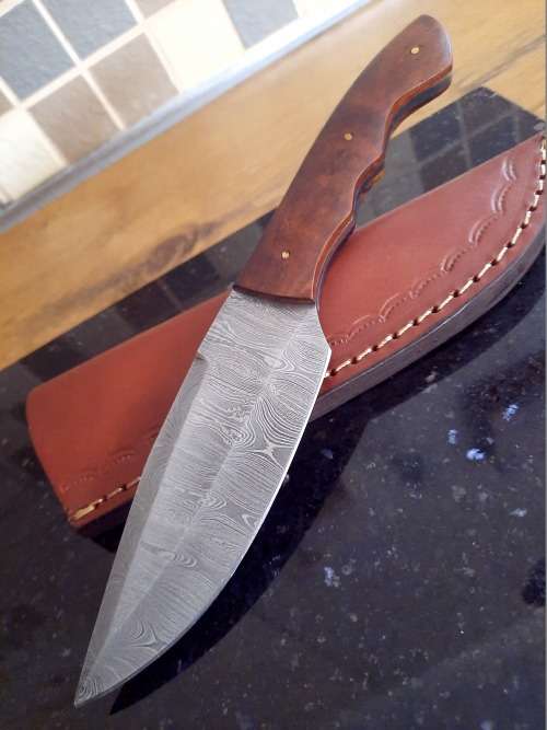 Handmade Damascus steel HUNTING  knife with Wooden handle scales.