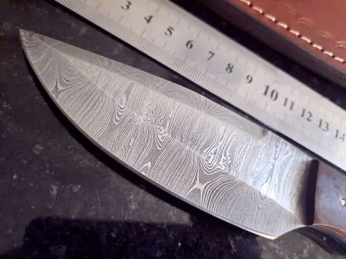 Handmade Damascus steel HUNTING  knife with Wooden handle scales.