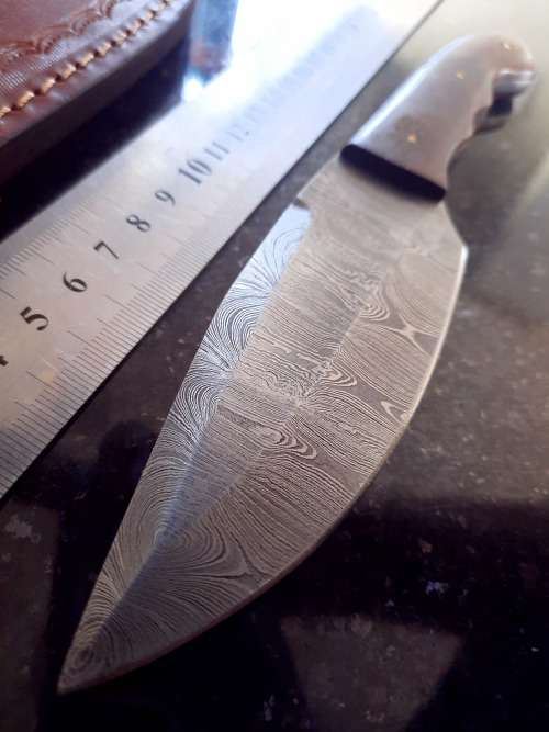 Handmade Damascus steel HUNTING  knife with Wooden handle scales.