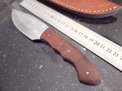 Handmade Damascus steel HUNTING  knife with Wooden handle scales.