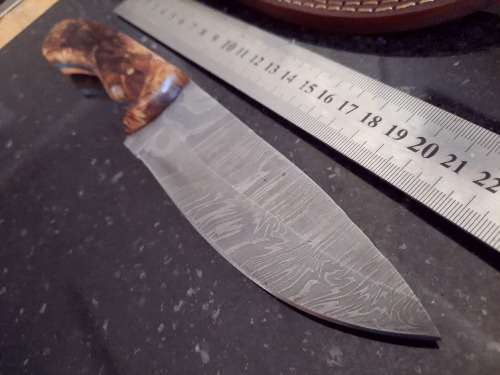 Handmade Damascus steel HUNTING  knife with Wooden handle scales.