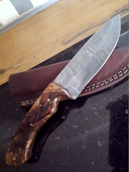 Handmade Damascus steel HUNTING  knife with Wooden handle scales.