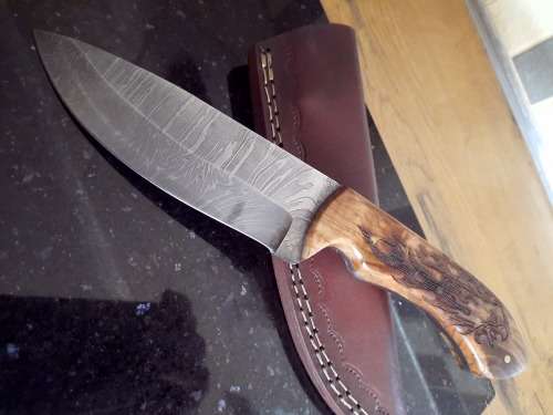 Handmade Damascus steel HUNTING  knife with Wooden handle scales.