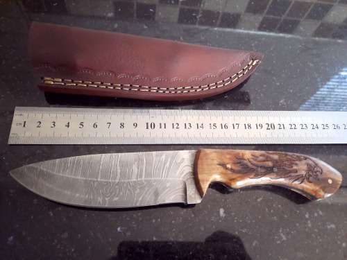 Handmade Damascus steel HUNTING  knife with Wooden handle scales.