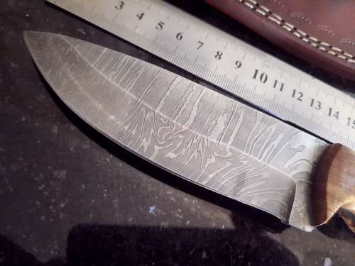 Handmade Damascus steel HUNTING  knife with Wooden handle scales.