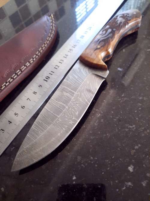 Handmade Damascus steel HUNTING  knife with Wooden handle scales.