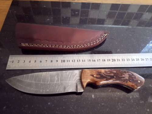 Handmade Damascus steel HUNTING  knife with Wooden handle scales.