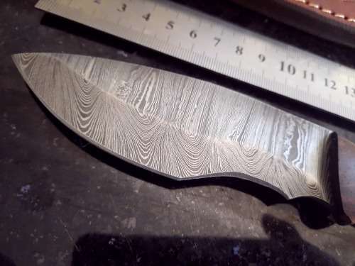 Handmade Damascus steel HUNTING  knife with Wooden handle scales. Please read description.
