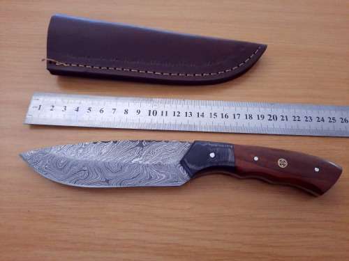 Handmade Damascus steel HUNTING  knife with Wooden handle scales.